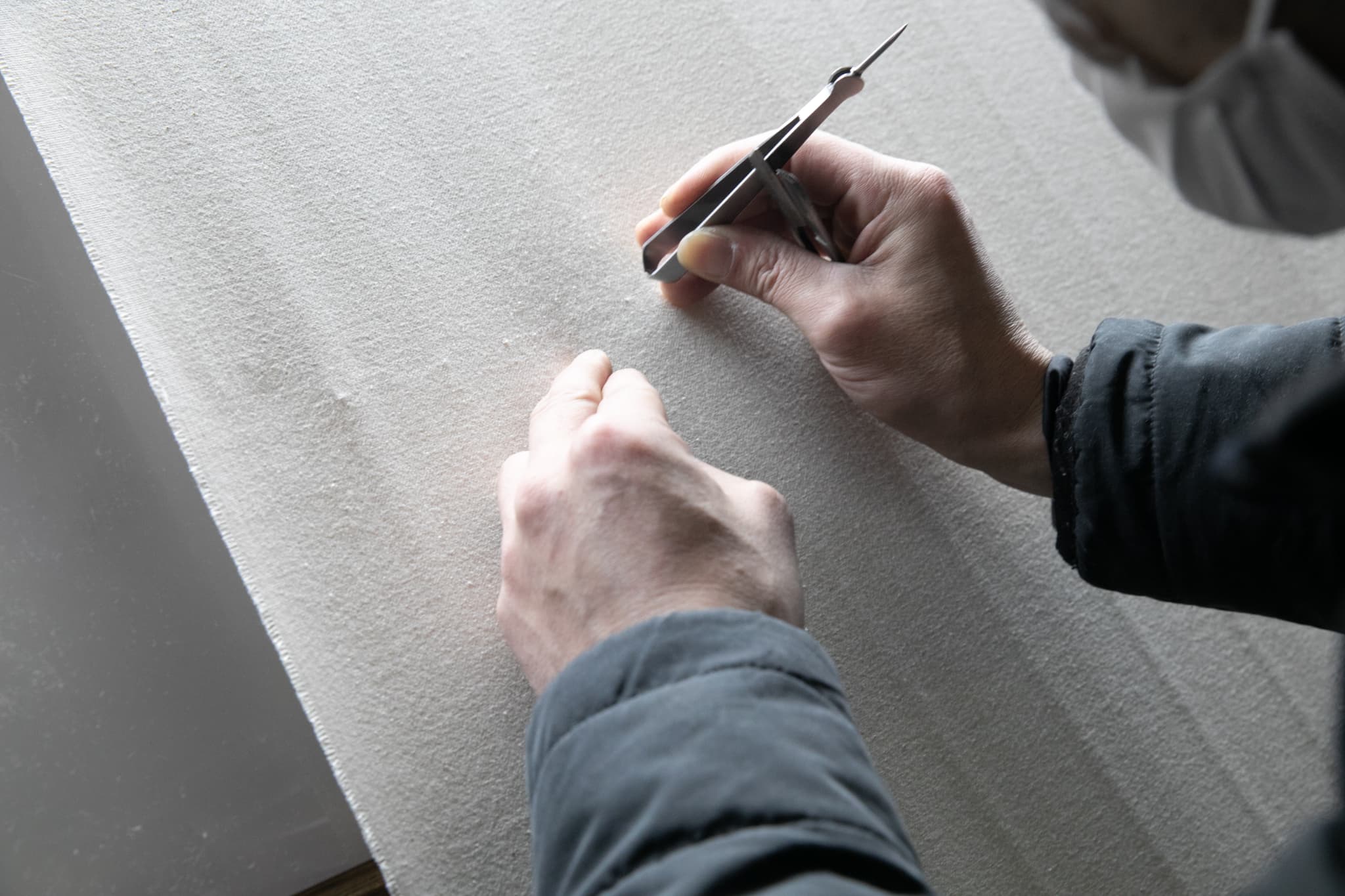 布を作る職人の手