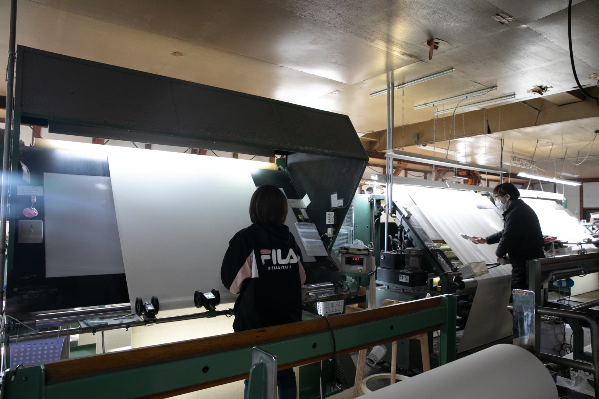 工場で作られる布