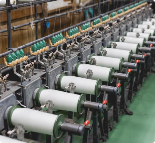 糸をつむぐ工場の機械